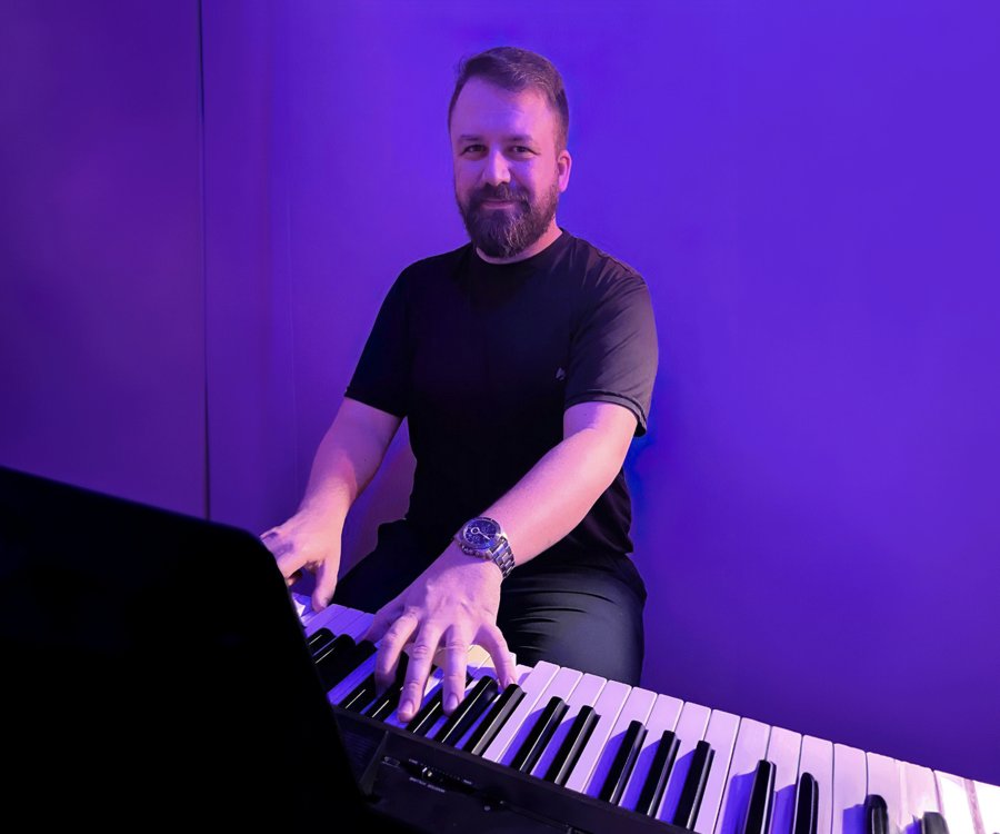 Prof. Ricardo Augusto tocando teclado